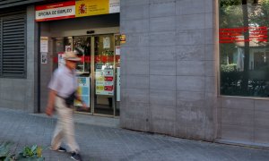 Un hombre pasa por delante de la oficina del SEPE del Paseo de las Acacias, a 2 de agosto de 2023, en Madrid (España).