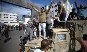 Palestinos subidos en un jeep militar israelí por las calles de Gaza tras el asalto a los asentamientos de colonos israelíes.