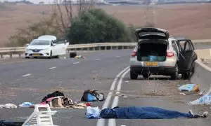 Los cadáveres de ciudadanos israelíes yacen en una carretera principal cerca del kibutz Gevim, cerca de la frontera con Gaza, el 7 de octubre de 2023, cuando militantes de Hamás atacaron varias localidades del sur del país.