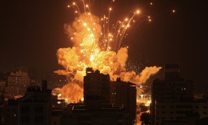 Un misil explota en la ciudad de Gaza durante un ataque aéreo israelí el 8 de octubre de 2023.
