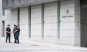 Varios agentes de Policía Nacional a las puertas de la Audiencia Nacional, a 15 de septiembre de 2023, en Madrid