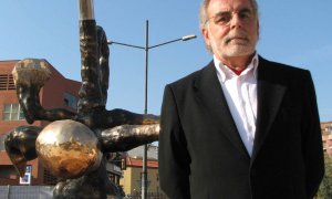 L'escultor Eduard Arranz-Bravo davant de la seva última obra 'El Pont de la llibertat'