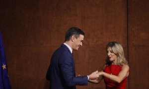 La líder de Sumar y ministra de Trabajo en funciones, Yolanda Díaz (d), y el presidente del Gobierno en funciones y líder del PSOE, Pedro Sánchez (i), durante una rueda de prensa ofrecida para informar sobre el acuerdo para formar Gobierno en Madrid, este