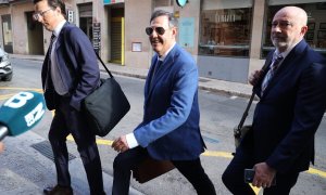 El juez Manuel Penalva (c) y el fiscal Miguel Ángel Subirán (d), a su llegada a un juicio contra los investigados del 'caso Cursach', a 22 de junio de 2023, en Palma. Isaac Buj /Europa Press