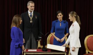 La princesa Leonor (d) jura la Constitución ante la presidenta del Congreso, Francina Armengol (i), y los reyes de España, Felipe VI (2i) y Letizia (2d), en el día de su 18 cumpleaños, este martes en el Congreso de los Diputados. EFE/ Ballesteros