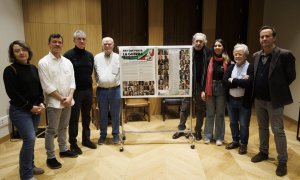 Algunos de los firmantes, incluidos el magistrado emérito del Tribunal Supremo o el director de cine Guillermo Fesser, durante la presentación del manifiesto contra la guerra en Palestina, en Madrid, a 19/11/2023.- Sergio Pérez / EFE.