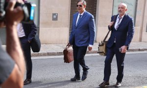 El juez Manuel Penalva (c) y el fiscal Miguel Ángel Subirán (d), a su llegada a un juicio contra los investigados del caso Cursach, a 22 de junio de 2023, en Palma. Isaac Buj/Europa Press