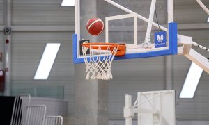 Imagen de archivo de un balón en un encuentro de baloncesto. - Club Baloncesto Bembibre