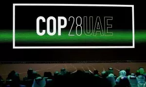 Audiencia frente al logo de la COP28, en Abu Dabi, Emiratos Árabes Unidos, a 16 de enero de 2023.