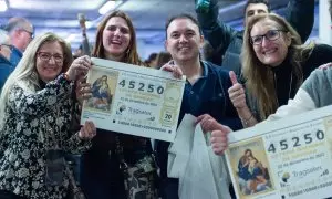 1/12/2023 - Empleados de la empresa Tragsatec de Madrid celebraban el año pasado que eran agraciados del 'Tercer Premio’ del Sorteo Extraordinario de la Lotería de Navidad.