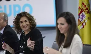 La ministra de Hacienda, María Jesús Montero; y la exministra de Derechos Sociales y Agenda 2030, Ione Belarra, comparecen en una rueda de prensa, a 20 de abril de 2021.