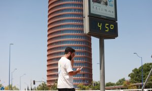 Foto de archivo del pasado mes de agosto de un termómetro junto a la Torre Pelli, en Sevilla, que marca 45 grados. E.P./Rocío Ruz