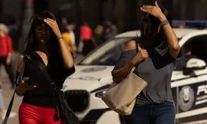 Foto del pasado mes de octubre de dos mujeres en Madrid que usan sus manos para taparse del fuerte sol. E.P./Eduardo Parra