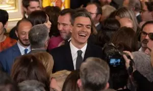 El presidente del Gobierno, Pedro Sánchez, en un corrillo con periodistas tras el acto de homenaje a la Constitución, en el Congreso de los Diputados. E.P./Eduardo Parra