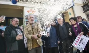 Agraciados con el primer premio del Sorteo Extraordinario de la Lotería del Niño, en L’Escala, Girona, Catalunya.