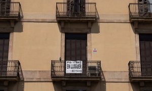 Cartel de alquiler en una fachada de un edificio, a 25 de abril de 2023, en Barcelona.