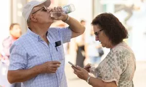 Una persona bebe agua para refrescarse ante las altas temperaturas, a 6 de octubre de 2023, en Madrid.