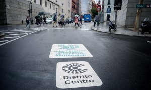 Una señal en el suelo marca la Zona de Bajas Emisiones de Especial Protección (ZBEDEP) en la ciudad de Madrid.