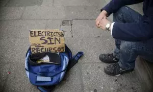 Fotografía de archivo. Un hombre en situación de pobreza pide en la calle.