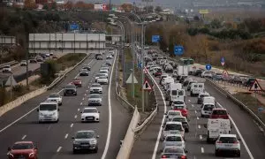 Varios coches circulan por la autovía A3, a 5 de diciembre de 2023, en Madrid.