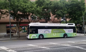 Imatge d'un autobus propulsat per hidrògen circulant per Tarragona