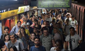 Acumulació de viatgers a l'L4 del metro de Barcelona, en una imatge d'arxiu