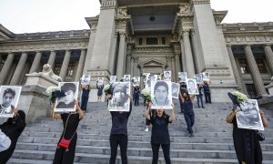 Activistas de 'Artistas contra la dictadura' realizaron este martes en Lima un acto en memoria de las víctimas de la masacre de Juliaca, al cumplirse un año de la violencia estatal.