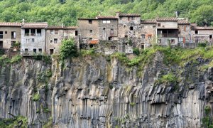 Este pueblo español parece caerse por un precipicio