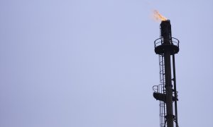 Detalle de la chimenea de una central energética. Imagen de Archivo.