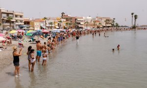 22/1/24 - Una hilera de personas participa en una cadena humana por la recuperación del Mar Menor, en la Playa en Los Alcázares, a 13 de agosto de 2022, en Los Alcázares, Murcia (España).