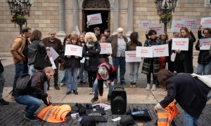 25 enero 2024. Los periodistas dejan chalecos de prensa en el suelo durante una concentración por la muerte de periodistas en la guerra de Israel y Palestina, en la plaza Sant Jaume, a 9 de noviembre de 2023, en Barcelona, Catalunya (España)