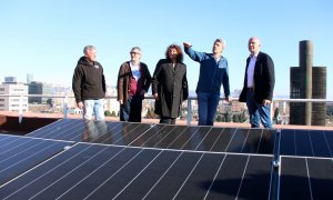 El conseller d'Acció Climàtica, David Mascort, conversa amb veïns al terrat on han fet una instal·lació fotovoltaica d'autoconsum