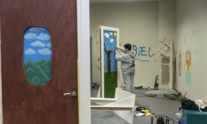 La sala del MNAC on 12 adolescents estan creant la seva obra d'art com a part d'un experiment pioner.