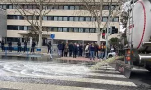 Los agricultores inundan el acceso de la Confederación del Guadiana arrojando supuestos orines en la protesta de Ciudad Real