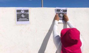 13-2-24 - Ceci Flores, de la asociación Madres Buscadoras de Sonora, colocando carteles con caras de desaparecidos en el estado de Sonora.