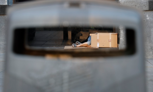 15/2/24 - Imagen de archivo de una persona sin hogar durmiendo en la plaza de Callao, en Madrid.
