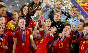 Las jugadoras españolas celebran en La Cartuja (Sevilla) el triunfo con el trofeo al finalizar la final de la Liga de Naciones Femenina, a 28 de febrero de 2024.  REUTERS/Marcelo Del Pozo