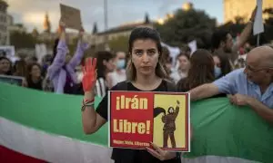 Una joven sujeta un cartel en el que pone el estribillo de la canción de "Mujer, vida, libertad" de Hajipour, durante la manifestación en Barcelona contra el régimen Iraní tras la muerte de Mahsa Amini, el 15 de octubre de 2022, en Barcelona (España).