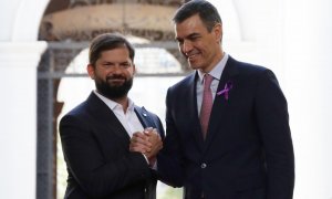 El presidente de Chile, Gabriel Boric (i), posa junto al presidente del Gobierno de España, Pedro Sánchez, durante una visita oficial de Sánchez a Chile.