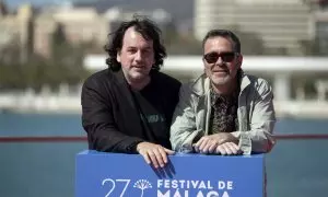 Los directores Isaki Lacuesta (i) y Pol Rodríguez (d) posan para los fotógrafos durante el photocall de la película 'Segundo premio', en el 27 Festival de Málaga.
