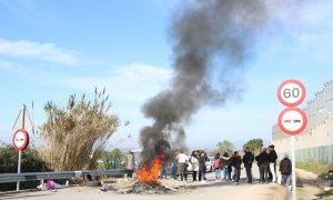 16/03/2024 - Foguera que bloqueja l'accés a la presó de Quatre Camins, a la Roca del Vallès, aquest dissabte.