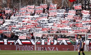 Aficionados del Rayo Vallecano rechazan el traslado de su estadio, en Madrid, a 18 de febrero de 2024.
