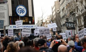 Manifestación frente a la sede del Partido Popular contra la presidenta de la Comunidad de Madrid, Isabel Díaz Ayuso, a 20 de marzo de 2024.