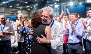 Miguel Ángel Rodríguez abraza a la presidenta de Madrid Isabel Díaz Ayuso, durante unas jornadas en IFEMA, a 21 de mayo de 2022, en Madrid.