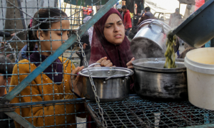 Varias mujeres reciben comida en plena guerra en Gaza.