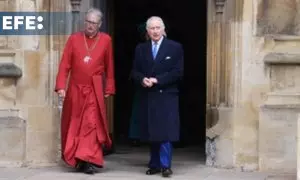 Carlos III saluda a la multitud tras asistir a una misa de Pascua en Windsor