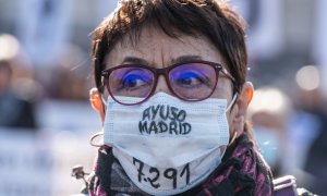 Una mujer durante una manifestación en memoria de los residentes fallecidos durante la primera ola de la pandemia, a 26 de noviembre de 2023, en Madrid (España).