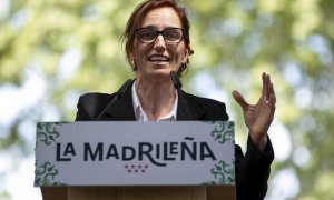 La ministra de Sanidad, Mónica García, interviene durante la verbena 'La Madrileña' organizada por Más Madrid, este sábado en el Auditorio del Parque Paraíso, en Madrid.