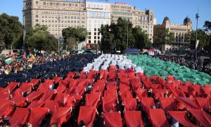 20/04/2024 - El mosaic humà amb la bandera de Palestina que s'ha fet a la plaça de Catalunya de Barcelona aquest dissabte.