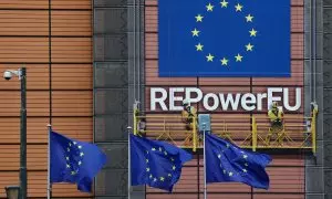 Banderas de la UE delante de la sede de la Comisión Europea en Bruselas. REUTERS/Yves Herman